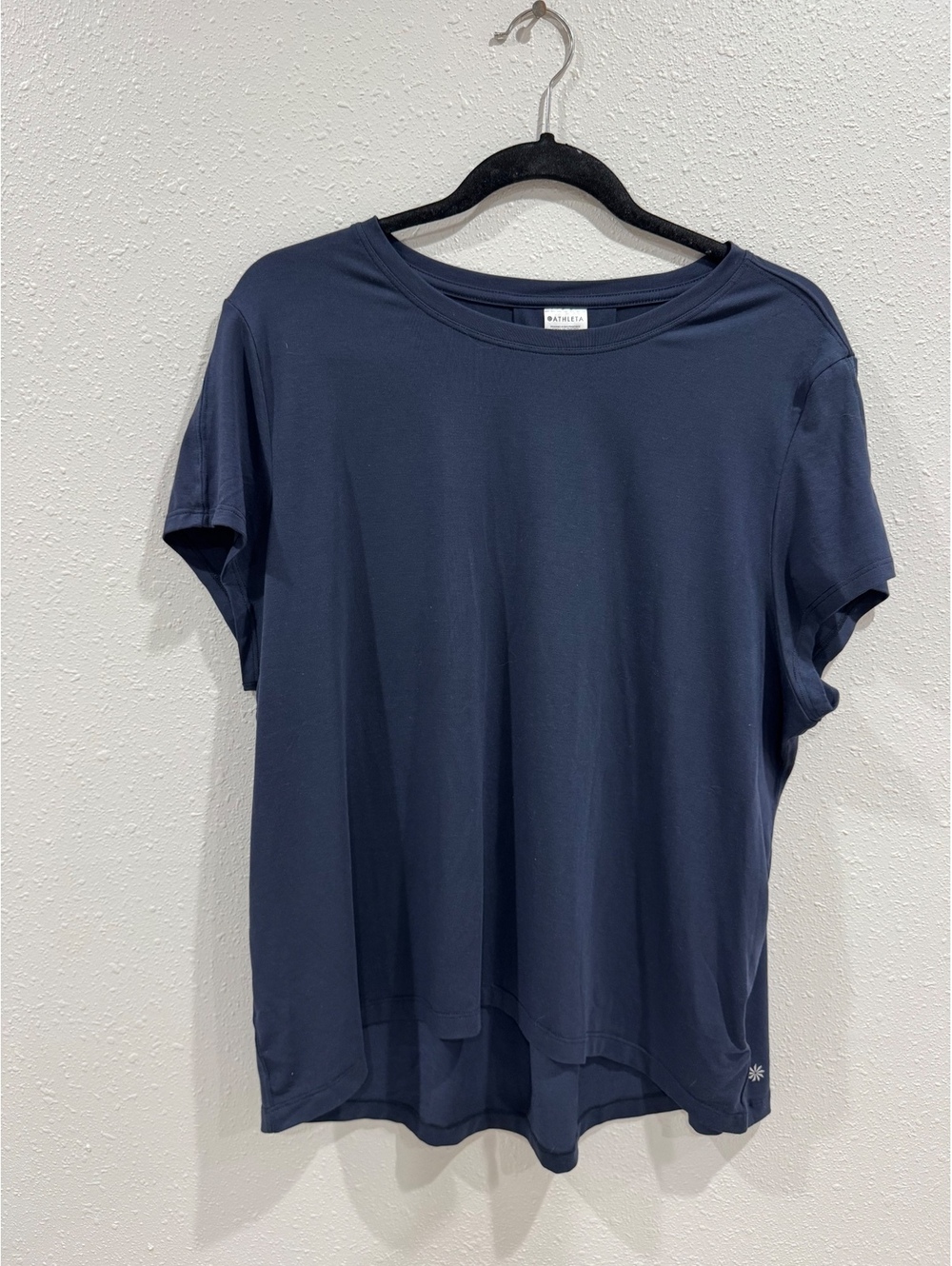 Athleta Women’s Size Medium Navy Blue Short Sleeve Relaxed Fit Pleated Back Top